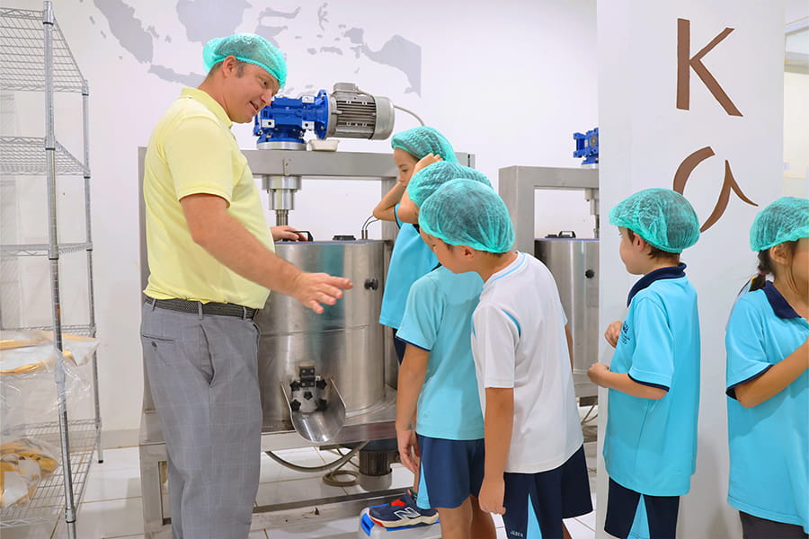 Year Three Chocolate Factory Visit Brings IPC Learning to Life - IPC Learning to Life