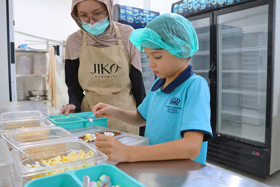 Year Three Chocolate Factory Visit Brings IPC Learning to Life - IPC Learning to Life