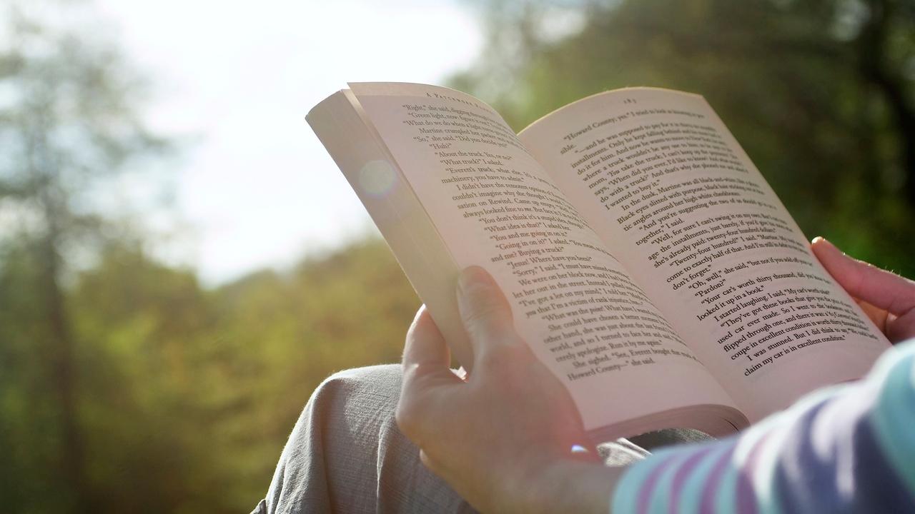 BhPgYb7ATwCkxpVFmMjF_6358925527283423232053461056_Womanreadingabook014
