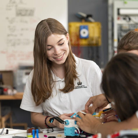 Mezinárodní škola v Praze | 2. stupeň ZŠ a SŠ | PBIS - Small Text And Image