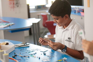 Bilingvní základní škola v Praze | PBIS Prague - Feature Cards Pattern