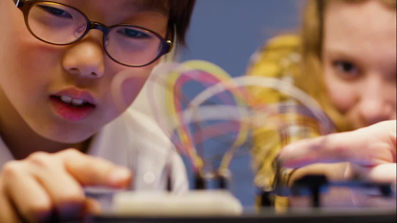 Jak učíme | Kurikulum v Prague British International School - Level 2 Page Header With Key Facts