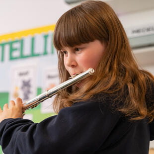 Bilingvní základní škola v Praze | PBIS Prague - Feature Cards Pattern