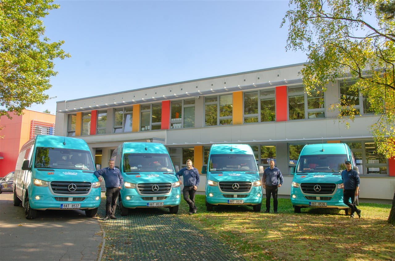 Bilingvní základní škola v Praze | PBIS Prague - Feature Cards Pattern