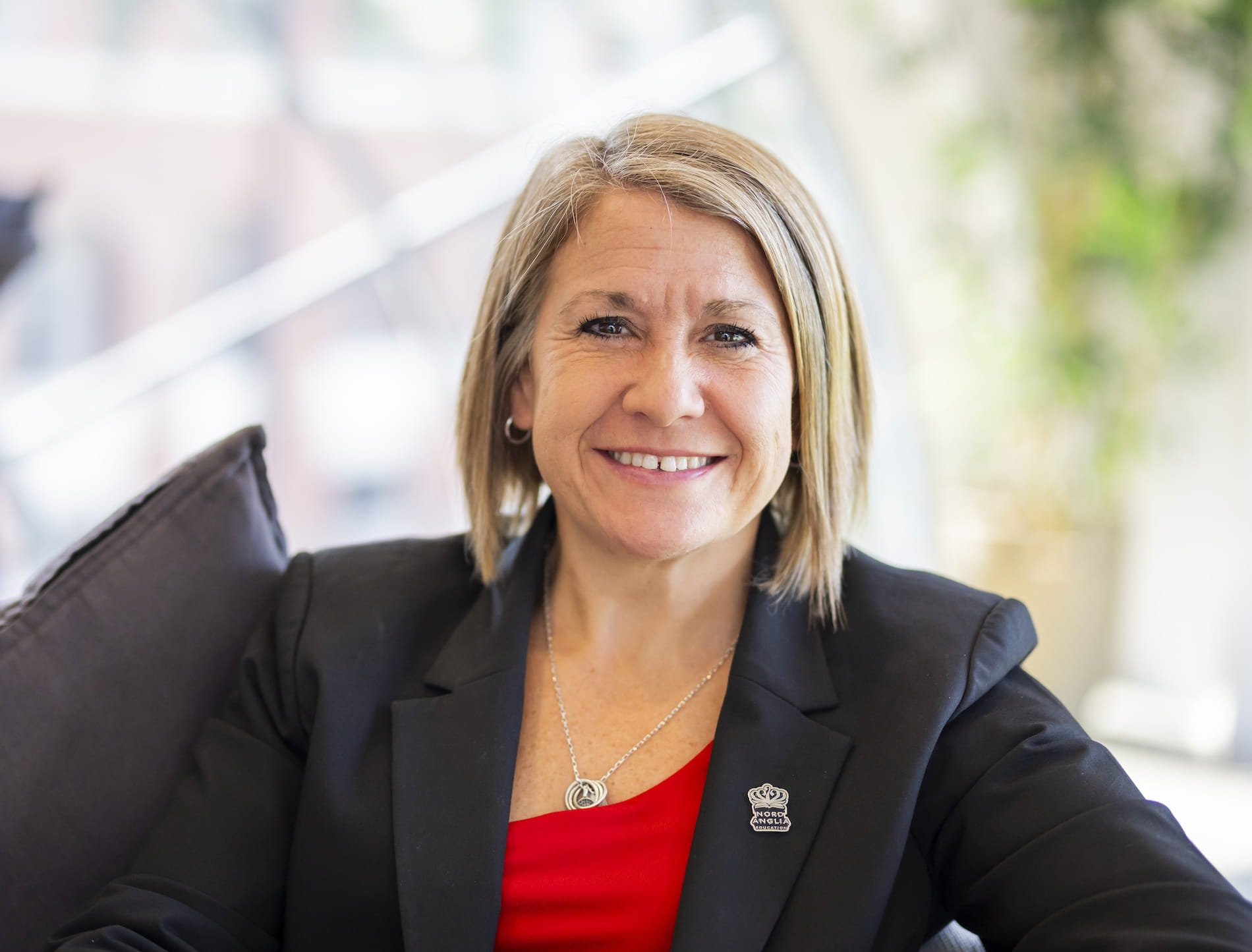 ครูและพนักงานของรีเจ้นท์พัทยาเป็นบุคลากรที่สำคัญและทรงคุณค่า - Feature Cards Tabs