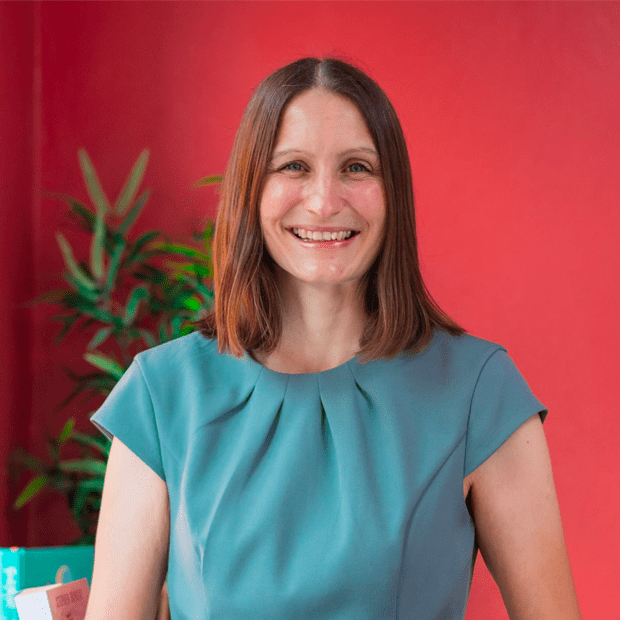 ครูและพนักงานของรีเจ้นท์พัทยาเป็นบุคลากรที่สำคัญและทรงคุณค่า - Feature Cards Tabs