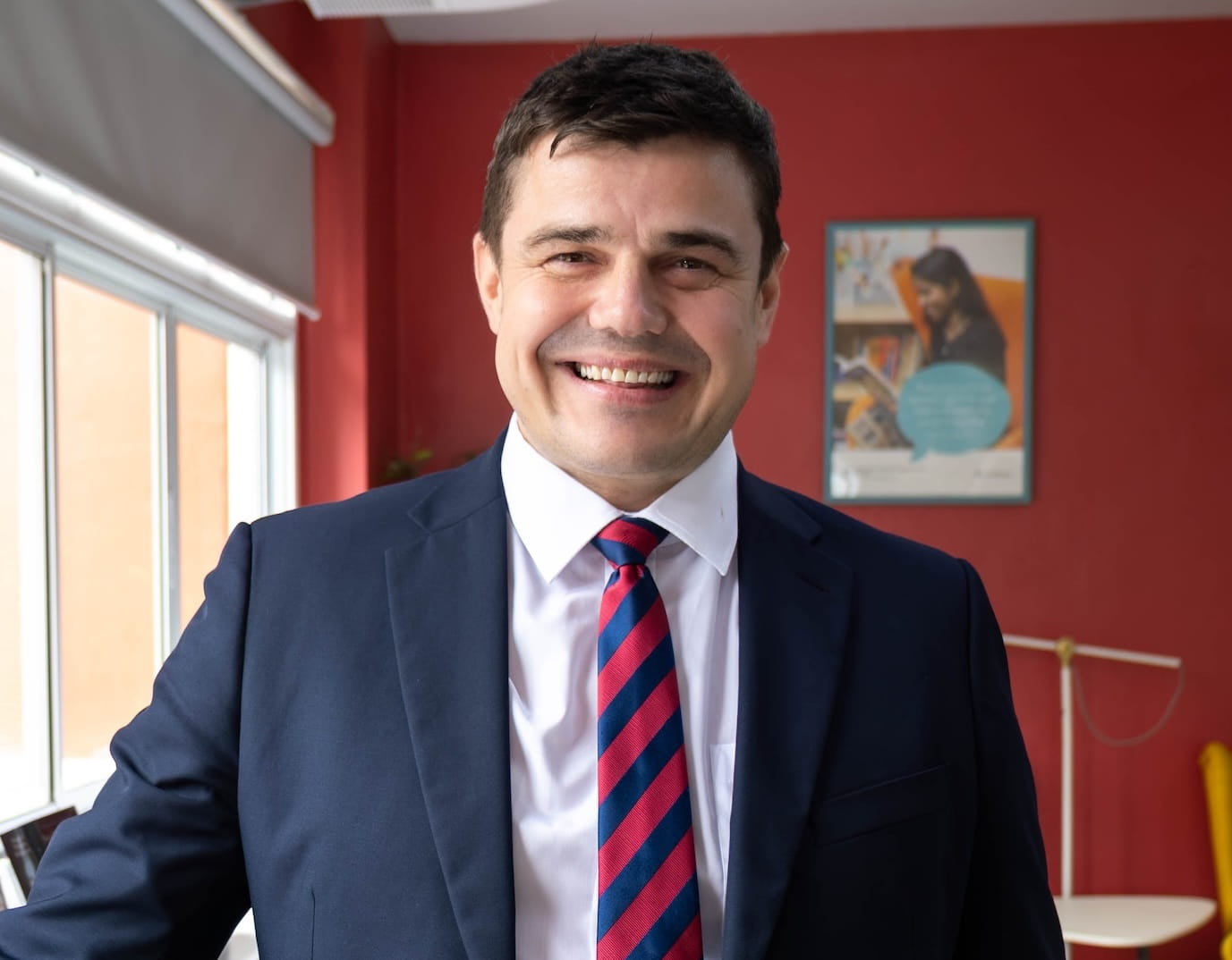 ครูและพนักงานของรีเจ้นท์พัทยาเป็นบุคลากรที่สำคัญและทรงคุณค่า - Feature Cards Tabs