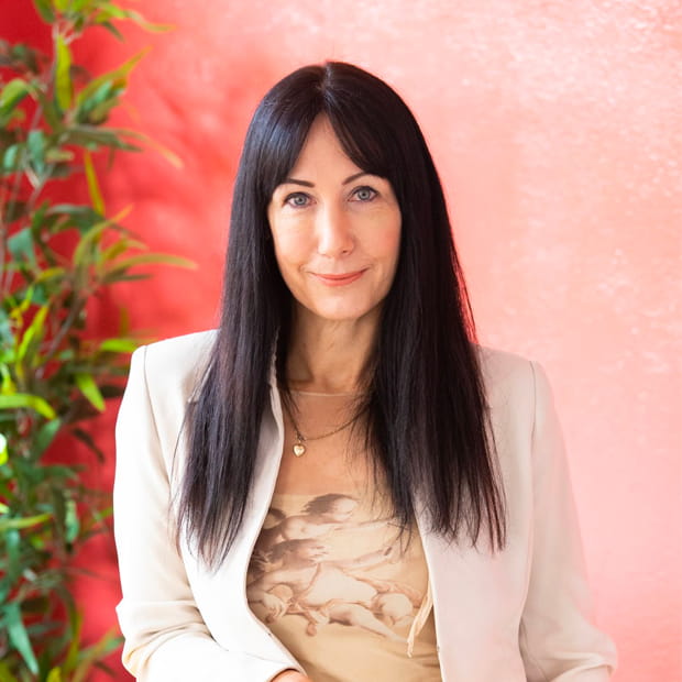 ครูและพนักงานของรีเจ้นท์พัทยาเป็นบุคลากรที่สำคัญและทรงคุณค่า - Feature Cards Tabs