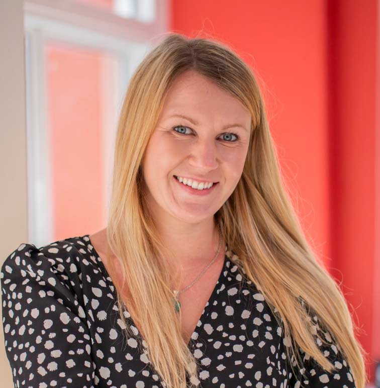 ครูและพนักงานของรีเจ้นท์พัทยาเป็นบุคลากรที่สำคัญและทรงคุณค่า - Feature Cards Tabs