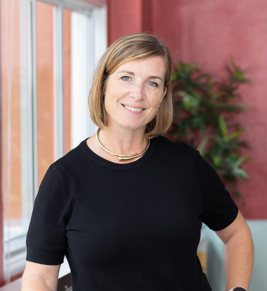 ครูและพนักงานของรีเจ้นท์พัทยาเป็นบุคลากรที่สำคัญและทรงคุณค่า - Feature Cards Tabs