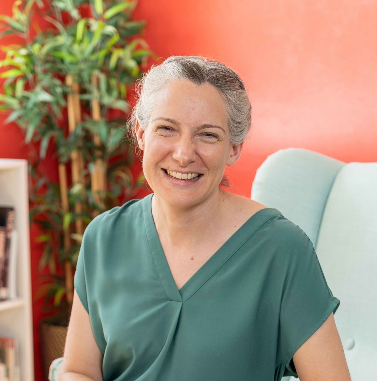 ครูและพนักงานของรีเจ้นท์พัทยาเป็นบุคลากรที่สำคัญและทรงคุณค่า - Feature Cards Tabs