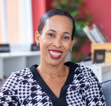 ครูและพนักงานของรีเจ้นท์พัทยาเป็นบุคลากรที่สำคัญและทรงคุณค่า - Feature Cards Tabs