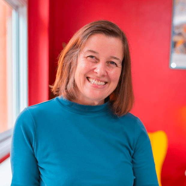 ครูและพนักงานของรีเจ้นท์พัทยาเป็นบุคลากรที่สำคัญและทรงคุณค่า - Feature Cards Tabs