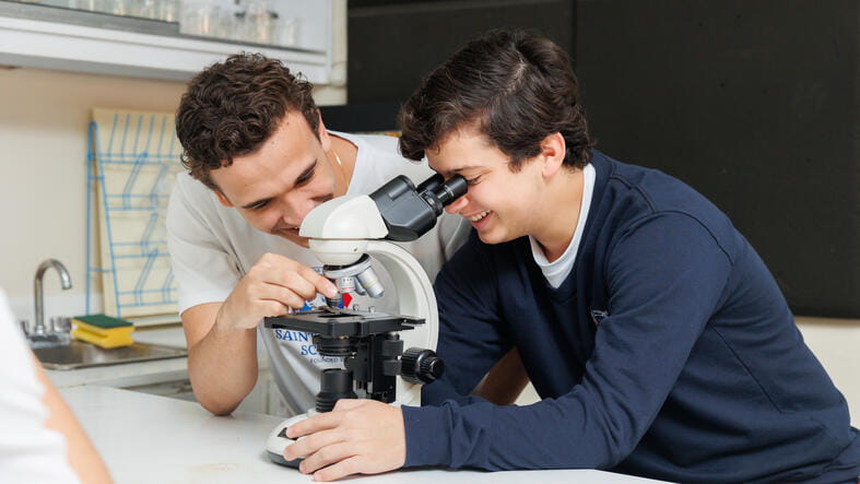 St George School | Escuela internacional en Santo Domingo - Feature Cards Pattern