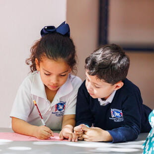 St George School | Escuela internacional en Santo Domingo - Feature Cards Pattern