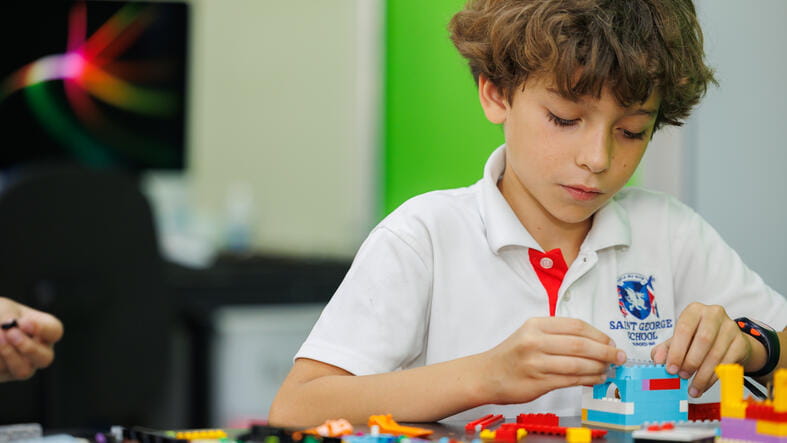 St George School | Escuela internacional en Santo Domingo - Feature Cards Pattern