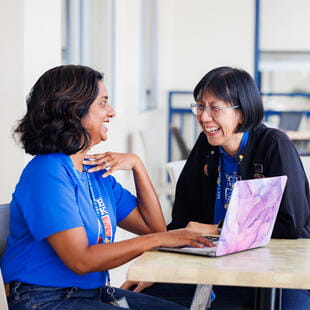 St George School | Escuela internacional en Santo Domingo - Feature Cards Pattern