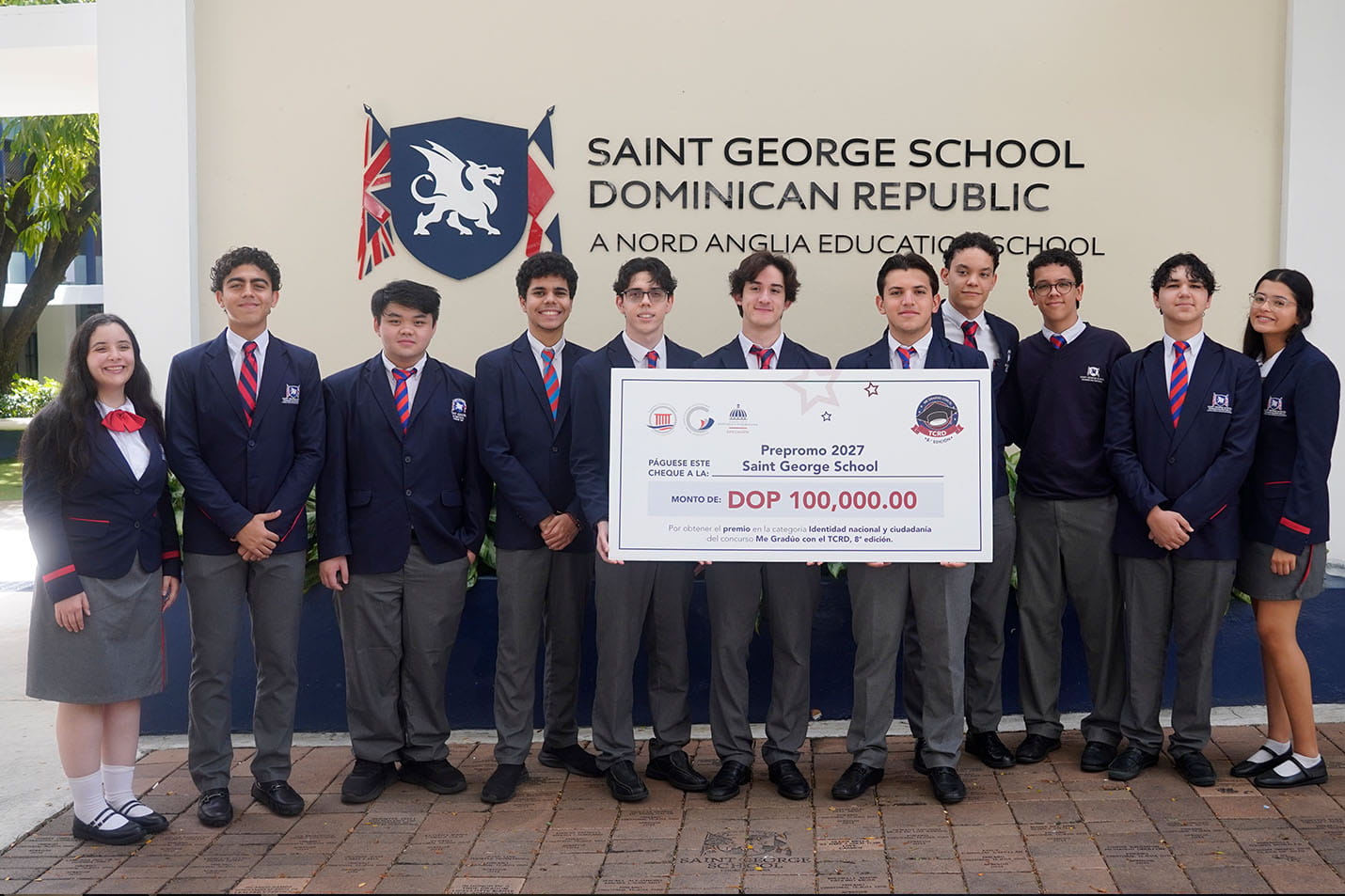 Estudiantes de 11.º grado obtienen reconocimiento nacional en concurso del Tribunal Constitucional - Students Receive National Recognition