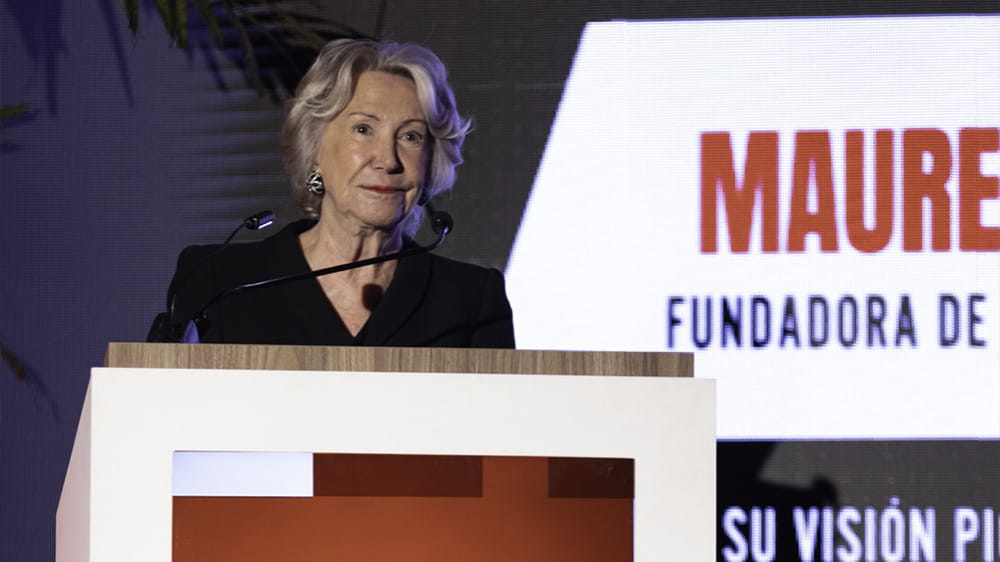 Maureen Tejeda reconocida en el Mercado Power Women Summit 2025 - Maureen Tejeda Honored at Mercado Power Women Summit 2025