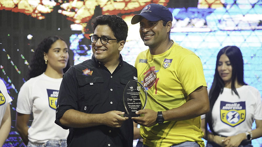 Celebrando a Nuestro Entrenador Estrella: Un Homenaje al Coach Diego Gutiérrez - Diego Coach of the Year