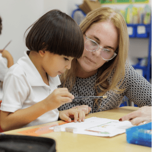 Información para padres | Saint George School, República Dominicana - 05 Feature Cards Pattern