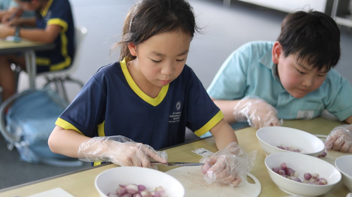 Year 5 participates in Thai cooking class with chefs from the popular Bangkok cafe getfresh - Year 5 cooking class with getfresh