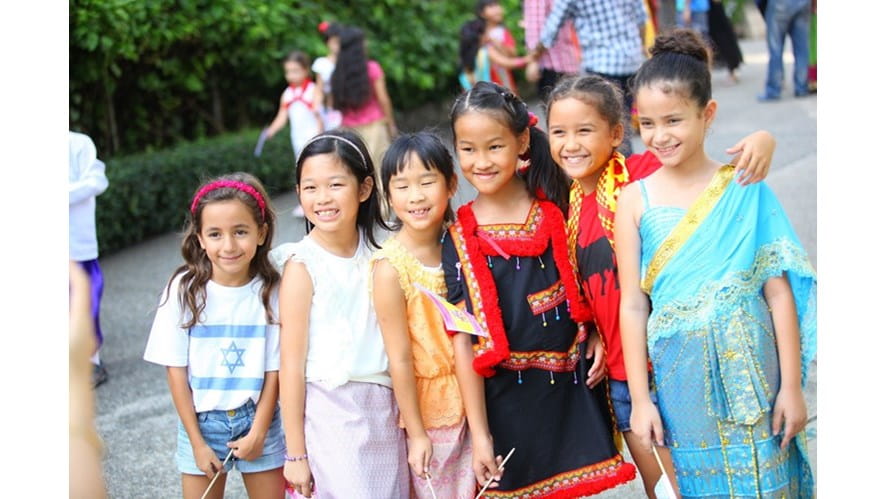 Inter Day Girls posing