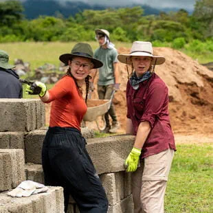 Międzynarodowa Szkoła w Warszawie | The British School Warsaw - 051 - Feature Cards Pattern