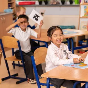 Międzynarodowa Szkoła w Warszawie | The British School Warsaw - 051 - Feature Cards Pattern