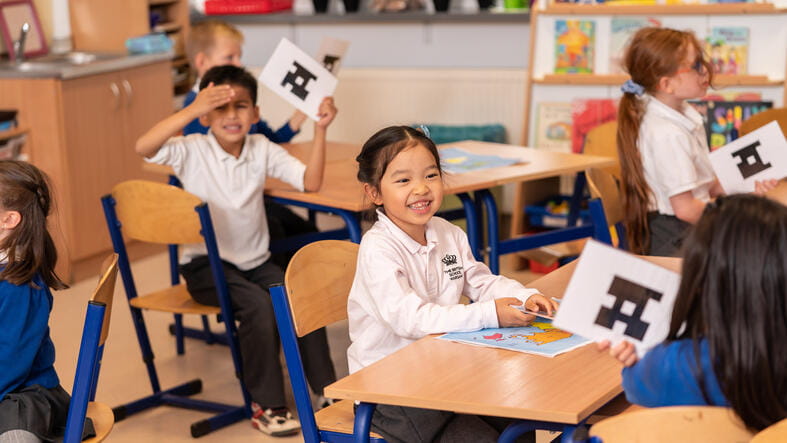 Międzynarodowa Szkoła w Warszawie | The British School Warsaw - 051 - Feature Cards Pattern