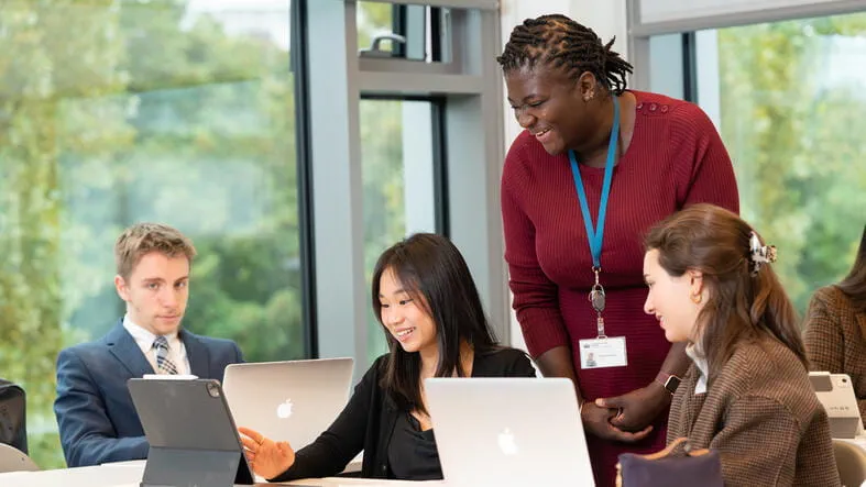 Międzynarodowa Szkoła w Warszawie | The British School Warsaw - 051 - Feature Cards Pattern