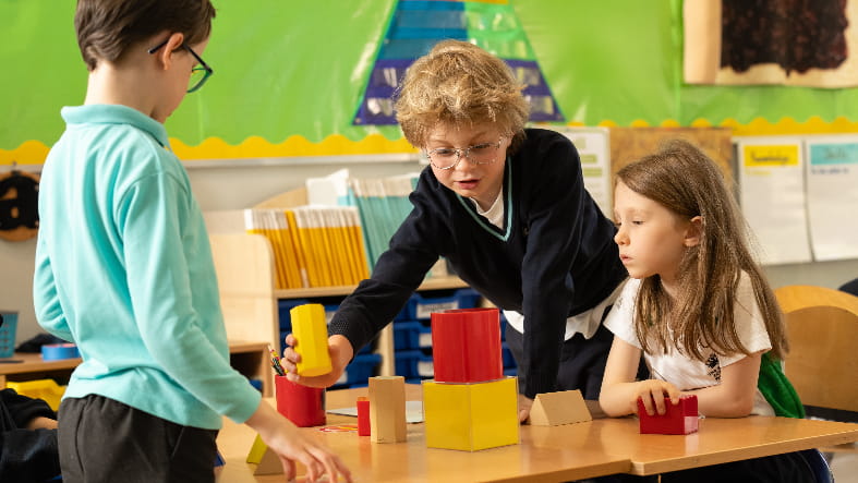 The British School Warsaw | International School for Ages 2.5-18 yrs - 051 - Feature Cards Pattern